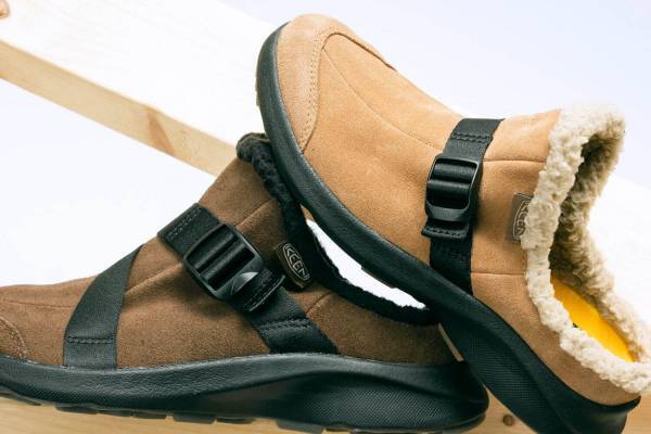 キーンの新作クロッグシューズ「フッド クロッグ」スエードアッパーにボアライニング×ストラップベルト