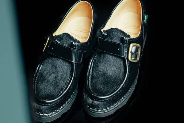 パラブーツのビームス ボーイ別注シューズ、ハラコ調素材にガラスレザーのベルトをプラス