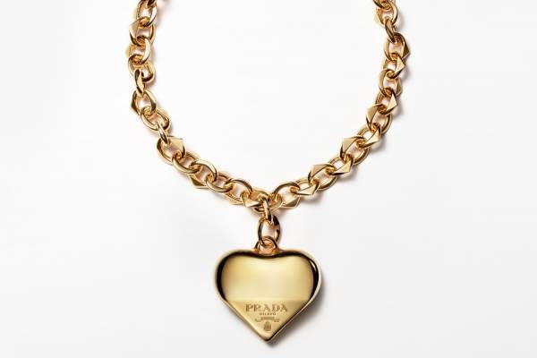 プラダ初のファインジュエリー「エターナル ゴールド」トライアングルロゴのイヤリング＆ネックレスなど