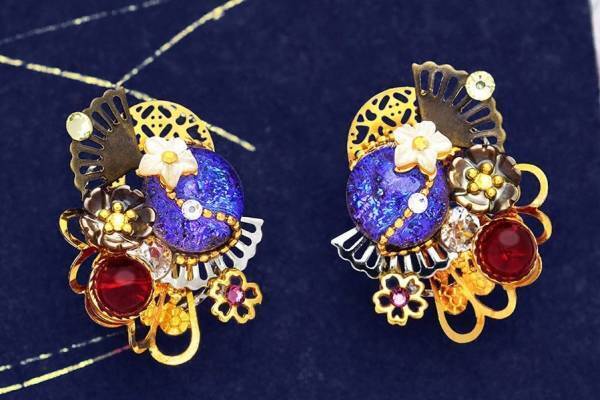 京都発“ピアスのようなイヤリング”「ぴあり」朧月夜をイメージ、情熱的な赤いガラス＆扇モチーフ