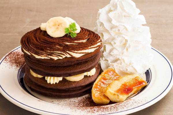 エッグスンシングスの秋限定「ティラミスバナナパンケーキ」濃厚クリーム＆キャラメリゼしたバナナを絡めて