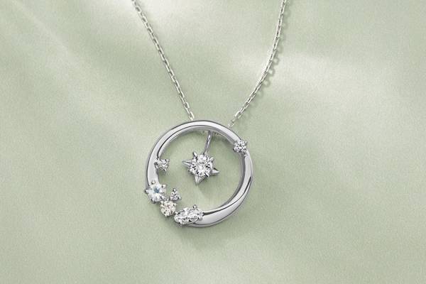 カナル 4℃の22年クリスマスジュエリー、煌めく”天使の輪”ネックレス&流れ星チャームピアス