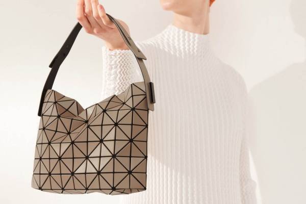 BAO BAO ISSEY MIYAKE“陰影ゆらめく”トートバッグや、マット×レザーのバックパック
