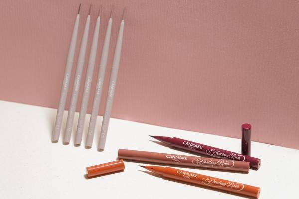 キャンメイク22年冬コスメ、“超極細芯”サロン級仕上がりのアイブロウ&抜け感カラーライナー