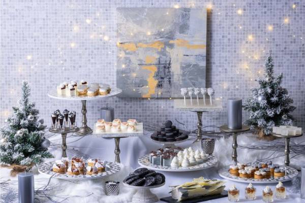 コンラッド大阪の“銀世界”スイーツビュッフェ、煌めくブッシュ・ド・ノエル&雪のようなモンブランケーキ