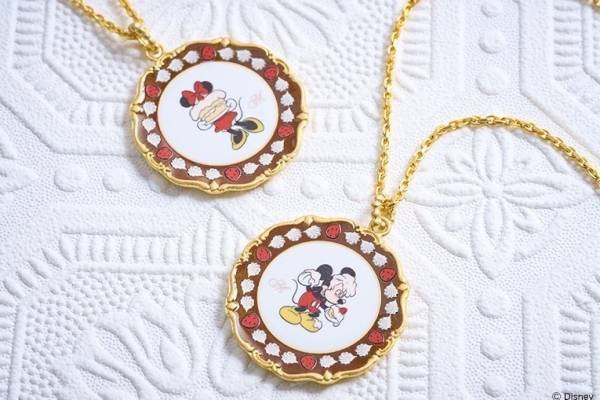 Q-pot.ディズニー、とろけるケーキまみれの“ミッキーマウス”＆“ミニーマウス”のネックレスなど