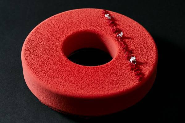 渋谷トランクホテルの22年クリスマスケーキ、"クリスマスの香り"をイメージした真っ赤なケーキ