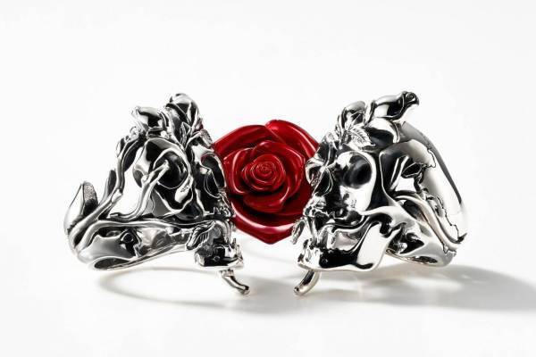 ジャスティン デイビス“ローズ”＆“朽ちたスカル”モチーフのネックレスやリングなど