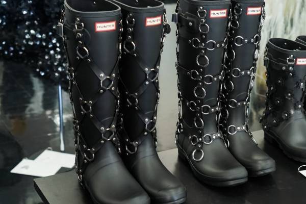 ノワール ケイ ニノミヤ×ハンター初コラボ、“リングハーネス&花モチーフ”のレインブーツ