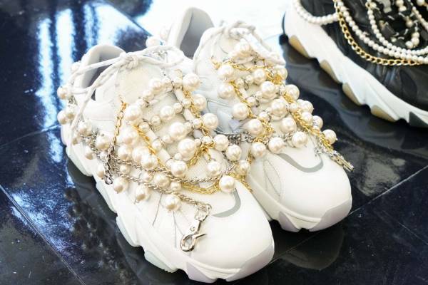 ジュンヤ ワタナベ×アッシュのコラボスニーカー、パール＆チェーンの装飾をプラス