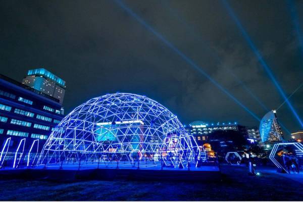 横浜・みなとみらいのアートイルミネーション「ヨルノヨ」全34の施設が連動する、光と音の演出