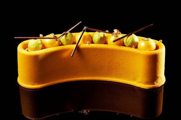 ANAインターコンチネンタルホテル東京の22年クリスマスケーキ、“金色”ブッシュ・ド・ノエルなど