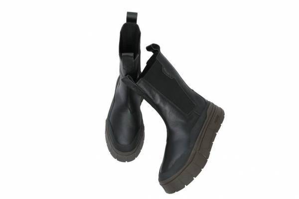 エミ「プーマ」コラボの厚底サイドゴアブーツ、ダークチョコレート色ソール×上品レザーアッパー