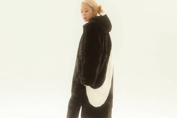 ナイキ新作“ふわふわ”ロングファーコート、大胆スウッシュロゴ入りがアトモス ピンクで