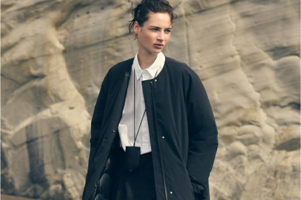 デサント「水沢ダウン」女性向けの新作、初の“ノーカラー”仕様＆ウエストベルト付きダウンコート