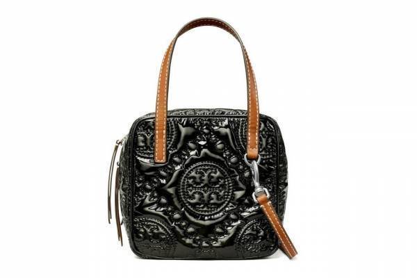 トリー バーチ“T モノグラム×パテントレザー”のキューブ型バッグ、花柄ダウンジャケットも