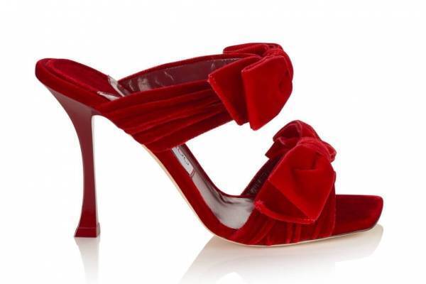 ジミー チュウ“リボンが主役”の新作シューズ、ベルベットのサンダル＆パールを飾ったパンプスなど