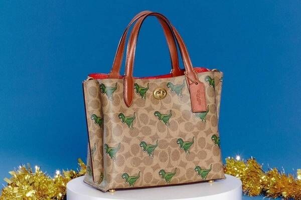 コーチ22年クリスマス“恐竜”「レキシー」のトートバッグやカードケース 