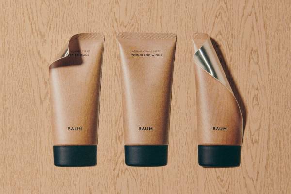 バウム“まるで森林浴”樹木の香りを調合したハンドクリーム、木目プリントの新パッケージで
