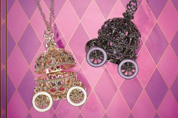 アナ スイ“馬車”モチーフの22年クリスマスアクセサリー、“蝶”の透かし模様を施して