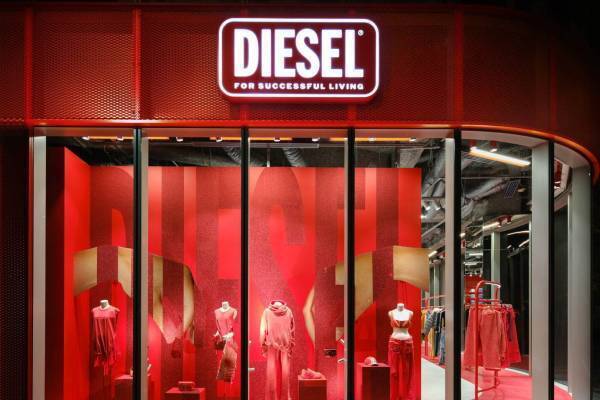 ディーゼルの新旗艦店が東京・銀座に、“レッドルック”の限定ウェア＆先行発売バッグなど