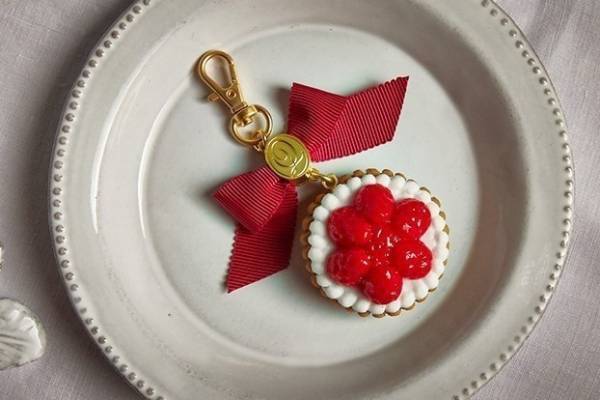 Q-pot.のクリスマスアクセサリー、艶めく苺タルト&上品チョコタルトのネックレスやチャーム