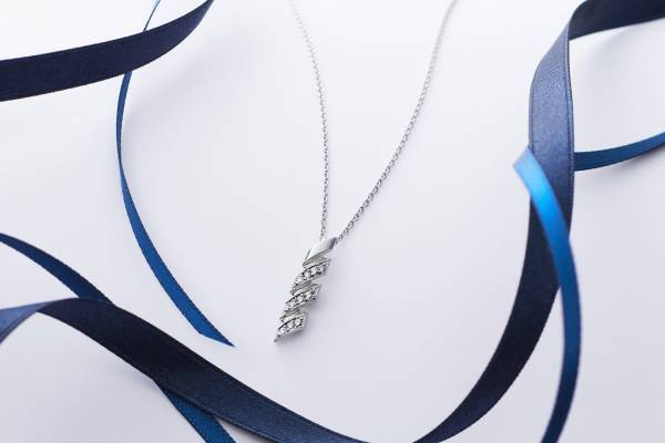 ロイヤル・アッシャーの22年クリスマスジュエリー、螺旋状“リボン”×輝くダイヤモンド