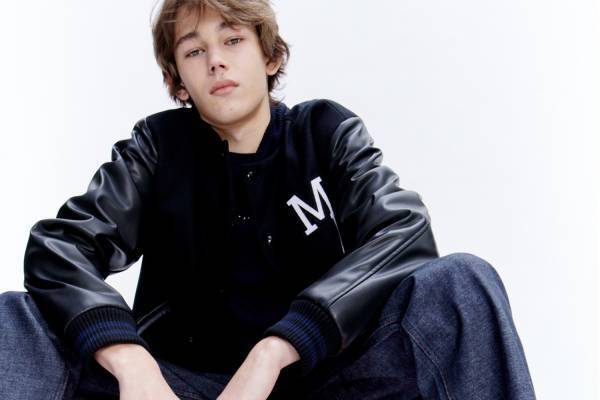 A.P.C.と“A.P.C.デザイナー”がコラボ、シンプルなテディジャケットやファティーグパンツなど