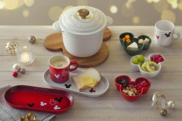 ル・クルーゼ「ミッキーマウス」テーブルウェア新作、“クリスマスカラー”のプレートセットなど