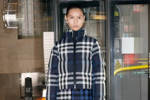 バーバリー新作チェックのダウンジャケットが東京・大阪に、限定カシミアセーター＆マフラーも