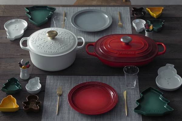 ル・クルーゼの22年クリスマス、“雪の結晶”モチーフのホーロー鍋&“ツリー型”のミニ皿など