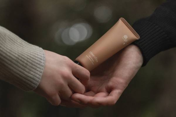 ハニーロア22年冬コスメ、"養蜂家の手”を想った100%天然由来原料のはちみつハンドクリーム