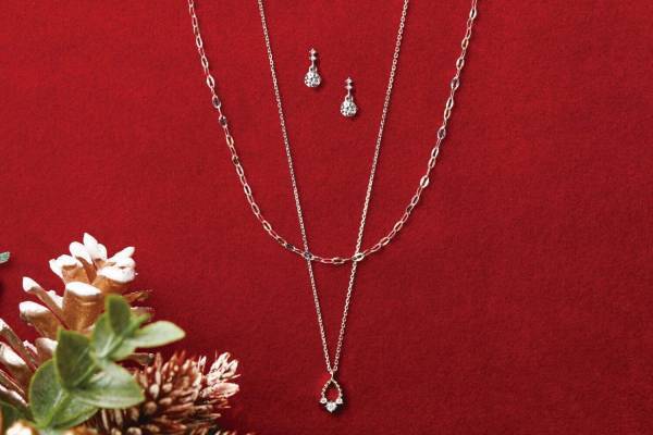 ヴイエー ヴァンドーム青山の22年クリスマスジュエリー、“北極星”ネックレス&パール輝くピアスなど