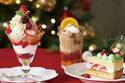 アフタヌーンティー・ ティールームのクリスマス限定スイーツ、たっぷりチーズホイップの苺パフェなど