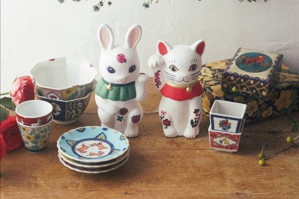 アフタヌーンティー・リビング×ナタリー・レテ、23年干支「兎」の九谷焼プレート＆巾着など