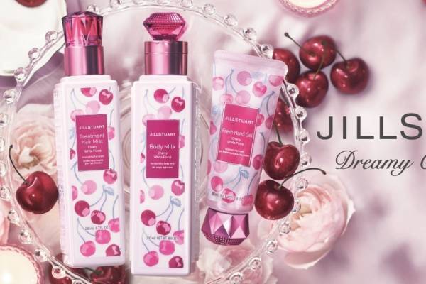 ジルスチュアート ビューティ22年クリスマスコスメ、"チェリーミルクの香り”のボディミルクなど