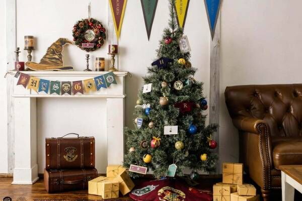 「ハリー・ポッター」のクリスマス雑貨、ホグワーツ4寮モチーフのリース&amp;オーナメント