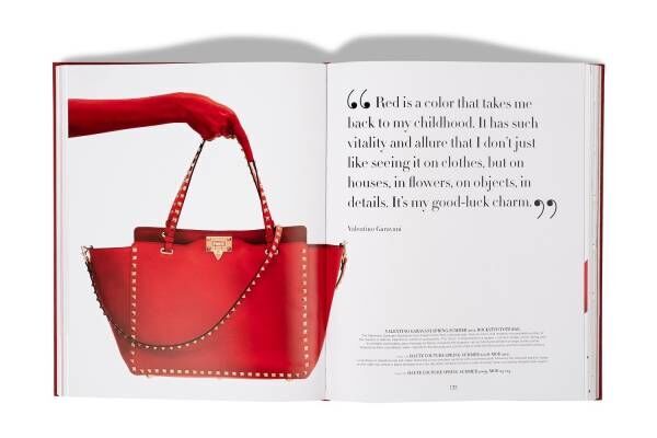 ヴァレンティノの書籍『ロッソ ヴァレンティノ』“赤”をテーマにドレスやアクセサリー180点超を紹介