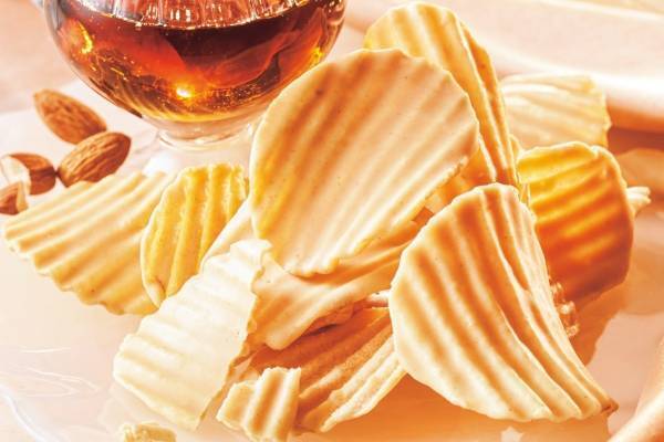 ロイズ「ポテトチップチョコレート」冬限定フレーバー、ナッツが香る“メープルナッティ”
