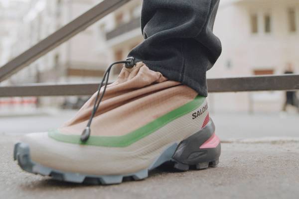 エムエム6 メゾン マルジェラ新作、“6”を象ったモチーフのニット＆サロモンコラボスニーカーなど