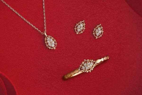 ノジェス22年クリスマスジュエリー、”煌めくダイヤモンド×透かし模様”のネックレス&リング