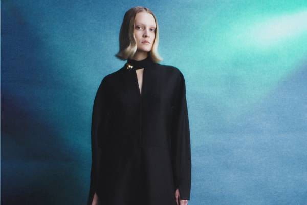 ハルノブムラタの「エリアナ」ブラックドレス、金ボタン華やぐザ トウキョウ別注モデル