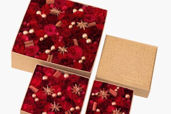 ニコライ バーグマン“クリスマスカラー”のフラワーボックス、赤い花々×ゴールドのオーナメント