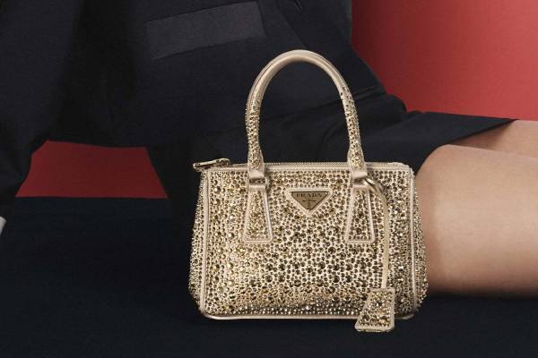 プラダの22年クリスマス、“クリスタル”が輝くミニバッグや“ポーチ付き”メンズショルダー