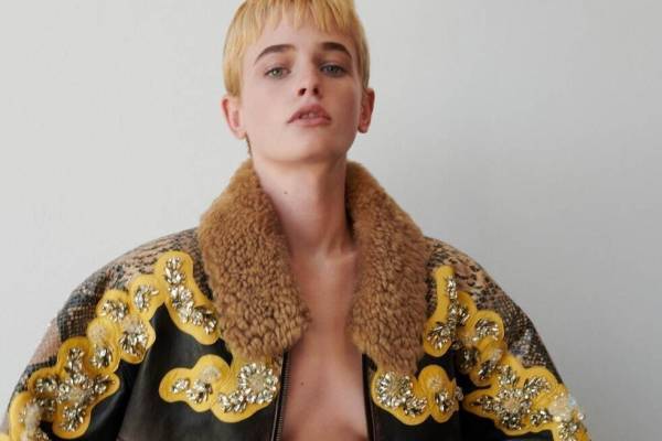 ミュウミュウ青山店でヴィンテージウェアをリメイクしたレザージャケット、フラワー装飾やサテンリボン付き