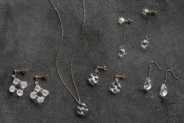 ガラスメーカー「ハリオ」クリスマスアクセサリー、”揺れる雨粒”モチーフの透明ガラスピアス