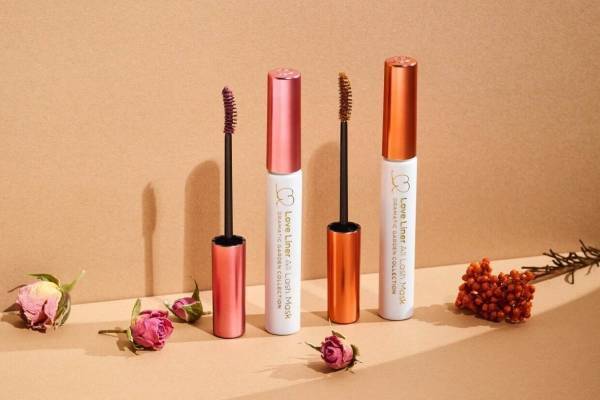 ラブ・ライナー22年クリスマスコスメ、“スモーキーな花々と果実”着想のアイシャドウ＆マスカラ