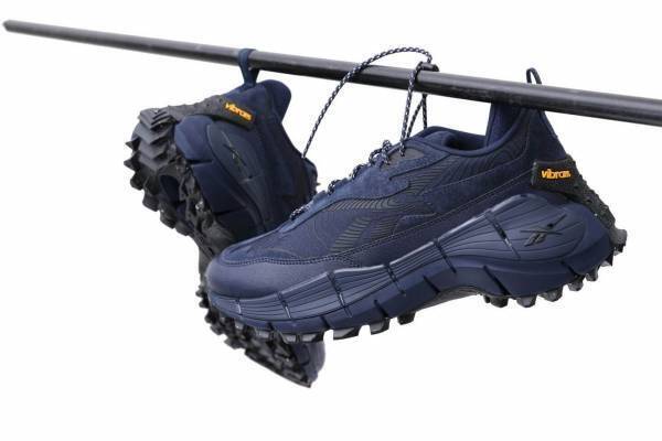 エミ×リーボック、レザー＆ヌバックなど異素材を組み合わせたネイビーのシンプルスニーカー