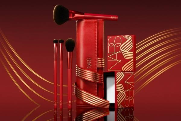 NARS“レッド＆ゴールド”パッケージの23年限定コスメ、人気フェイスパウダーやブラシセット
