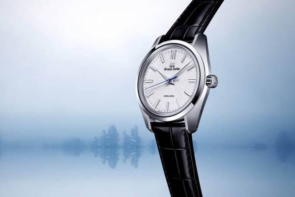グランドセイコー「44GS」“朝ぼらけ”イメージの新作手巻き腕時計、ホワイトダイヤル×青い秒針
